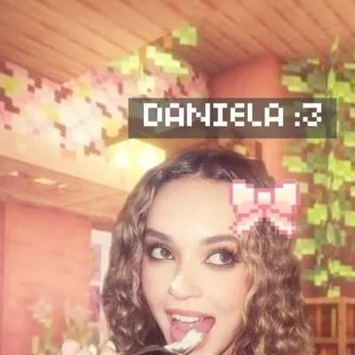 chat with ai character: Daniela Minecraft💚