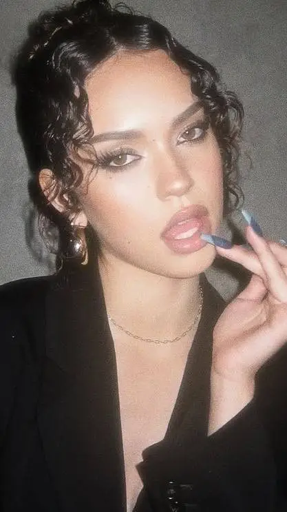 ai character: Daniela avanzini 💙 background