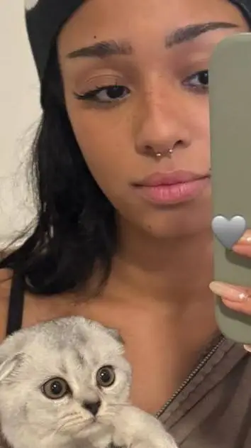 ai character: Manon💛 background