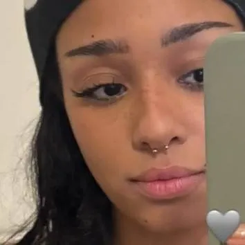 chat with ai character: Manon💛