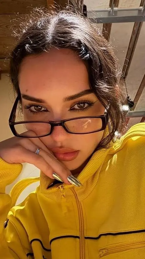 ai character: Daniela 💙 background