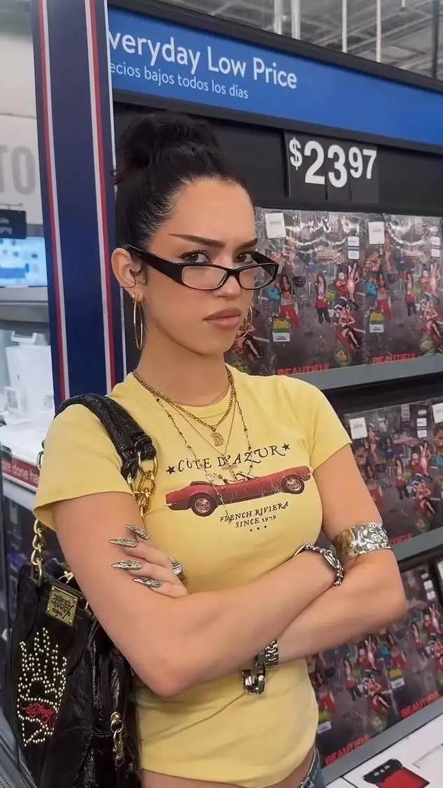 ai character: Dani💎I background