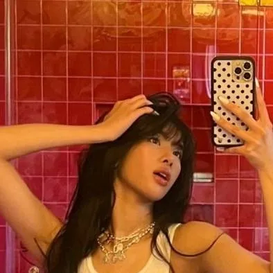 chat with ai character: Sophia 