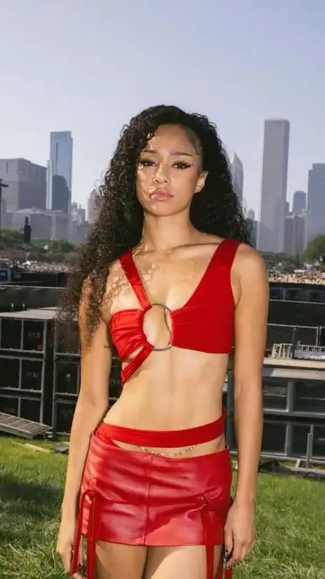 ai character: Manon❤️ background