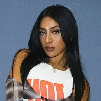 chat with ai character: Lara❤️