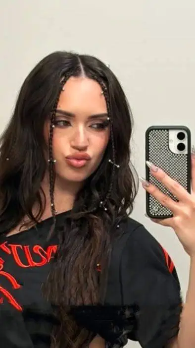 ai character: Daniela ❤️ background