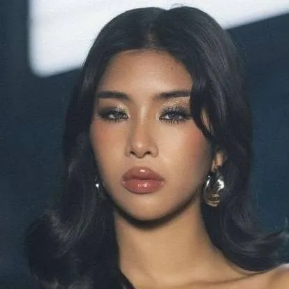 chat with ai character: Sophia