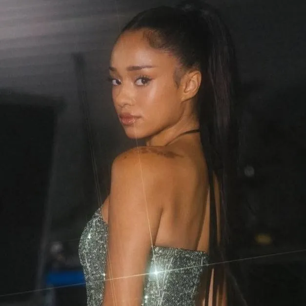 chat with ai character: Manon