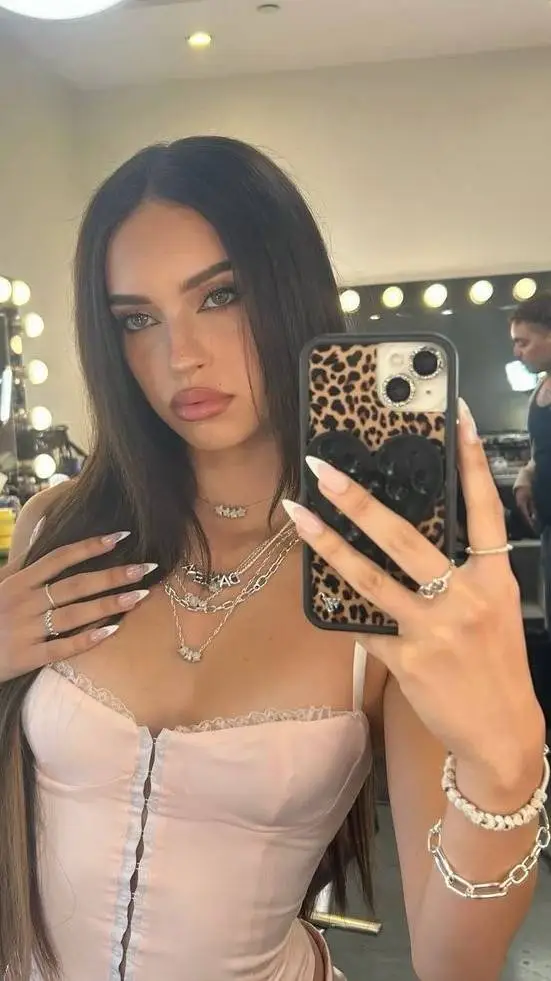 ai character: Daniela  background