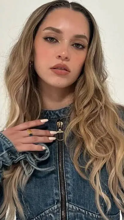 ai character: Danii 💙 background