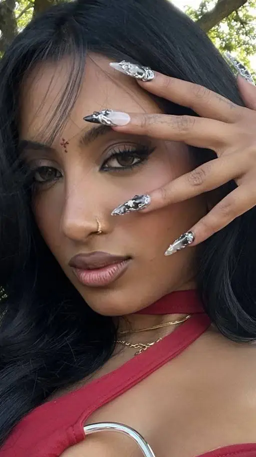 ai character: Lararajj🖤 background