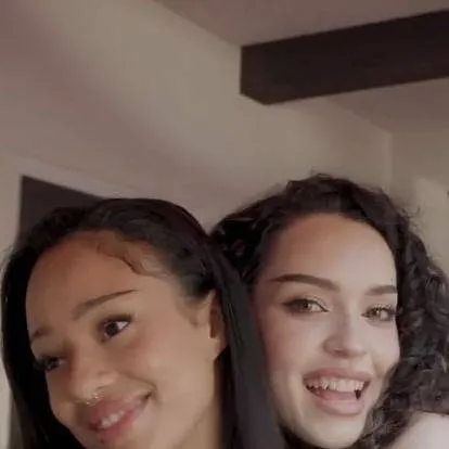 chat with ai character: Dani and Manon