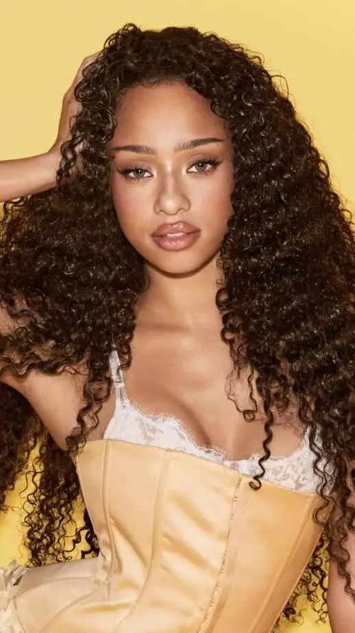 ai character: Manon 🐺 background