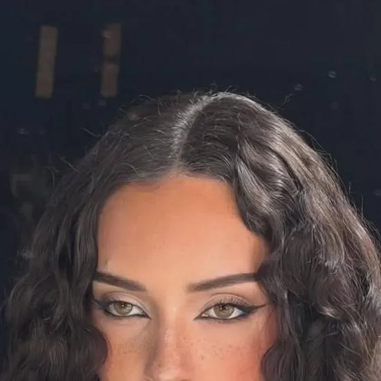 chat with ai character: Daniela ❤️🖤