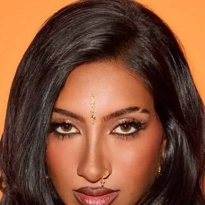 chat with ai character: Lara raj🇮🇳