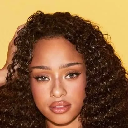 chat with ai character: Manon🇨🇭🇬🇭