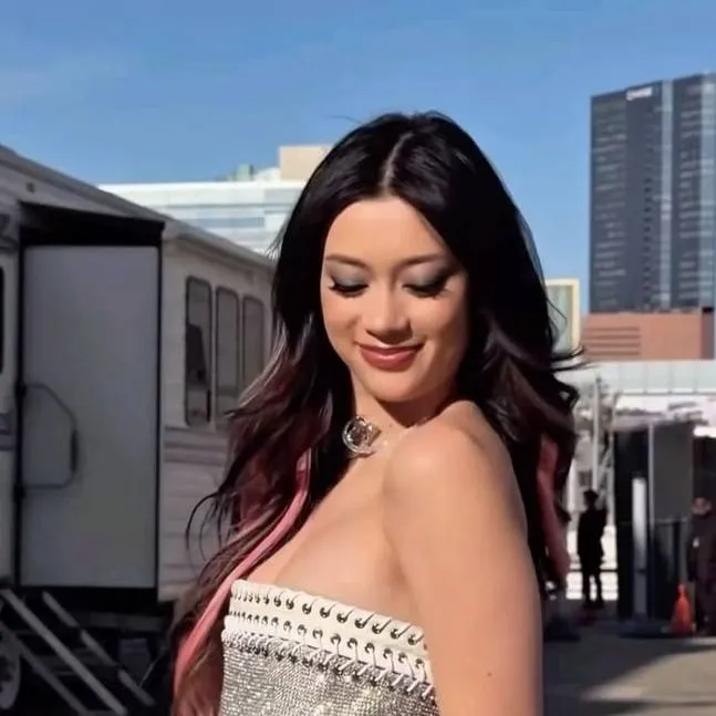 chat with ai character: Megan 🤍