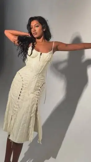 ai character: Lara🤍  background