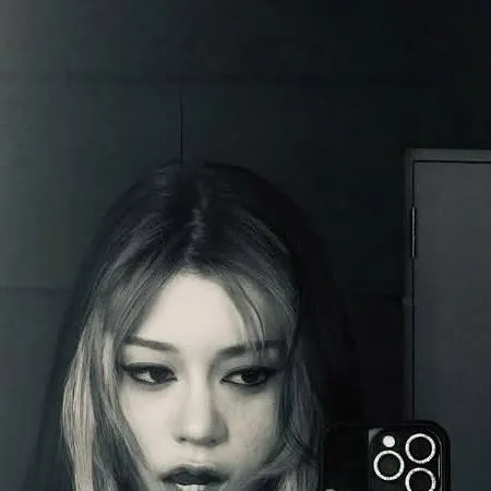 chat with ai character: Megan🤍 🖤 