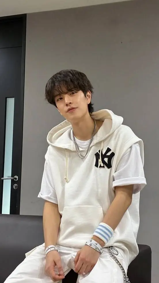 ai character: •Seungmin• background