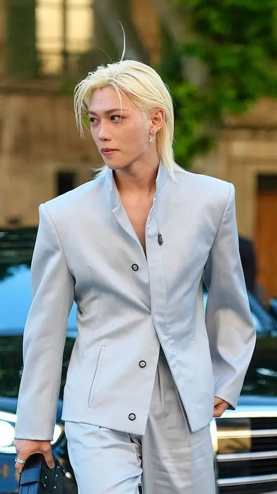 ai character: -Felix- background