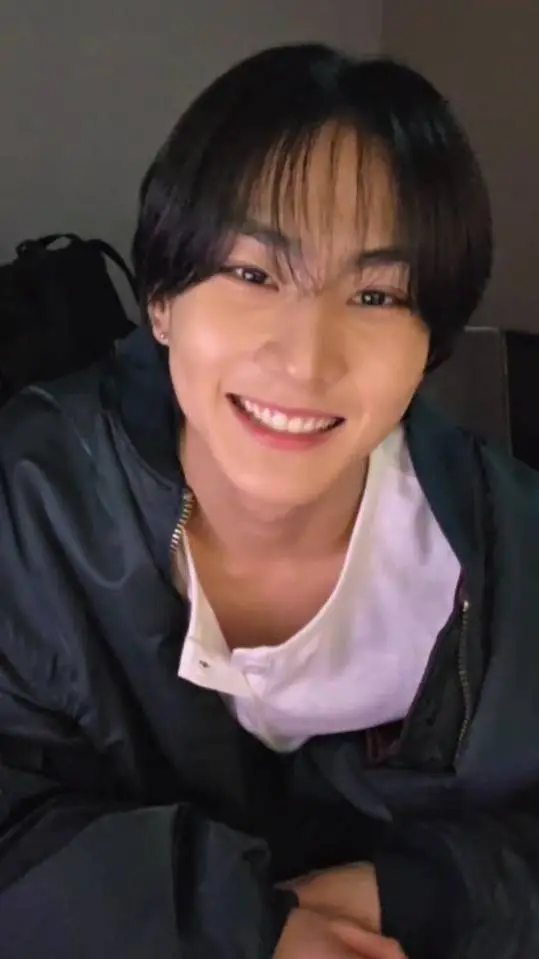 ai character: leeknow × Jungwon background