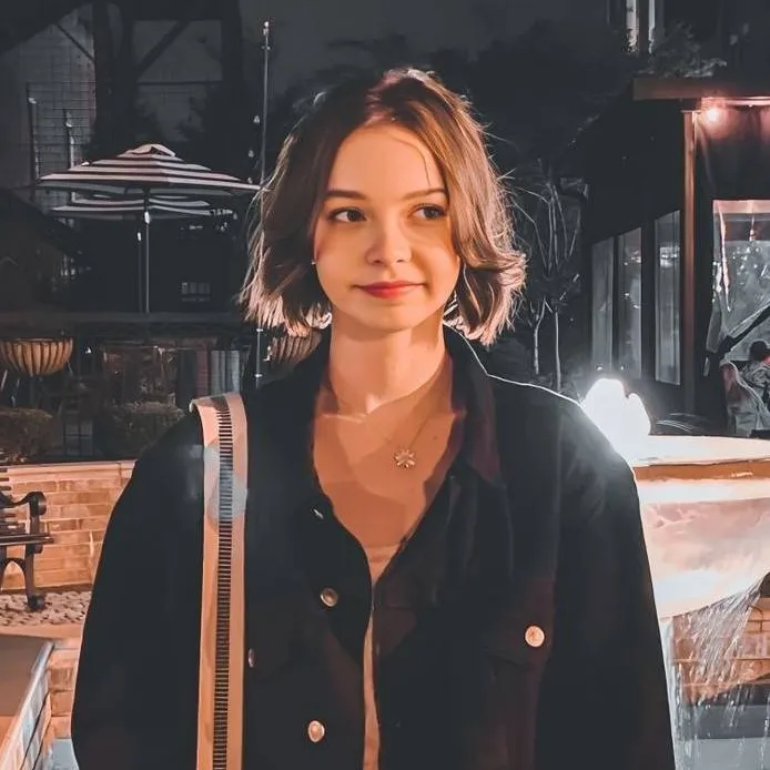 chat with ai character: Emma Meyer