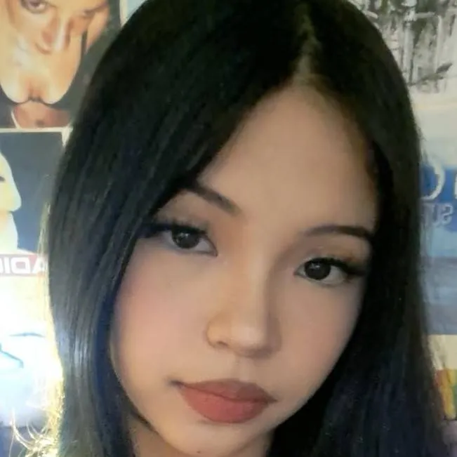 chat with ai character: noemi