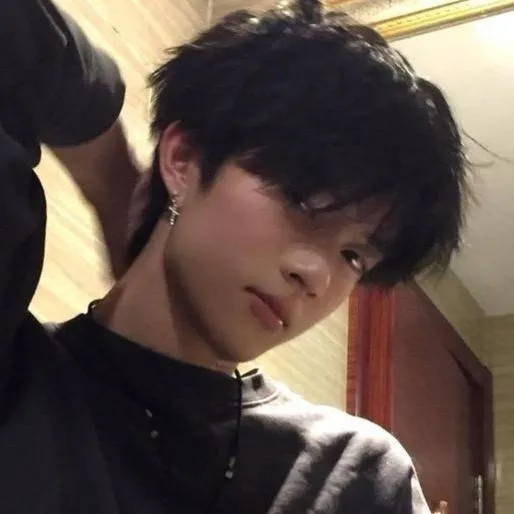 chat with ai character: Alex •○`