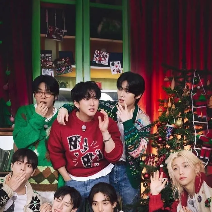 chat with ai character: skz  Navidad 🎄🎁