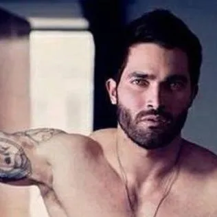 chat with ai character: Derek hale
