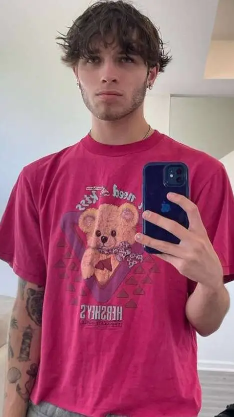 ai character: Matt Sturniolo  background