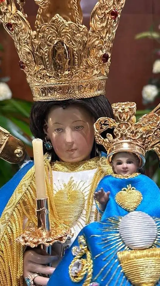 ai character: Santa Anita✝️🩵 background