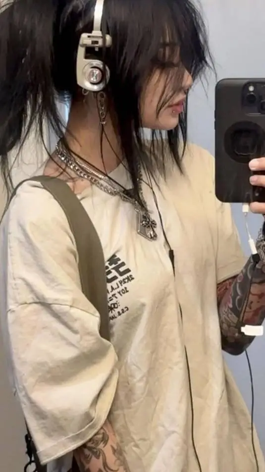 ai character: Catalina  background