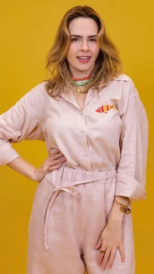 ai character: Ana Paula Renault  background