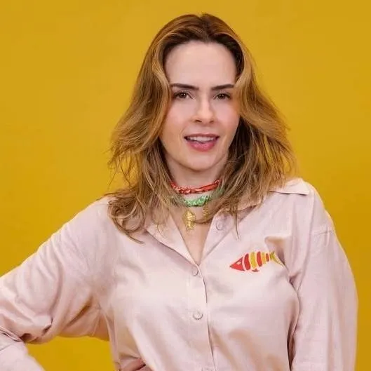 chat with ai character: Ana Paula Renault 