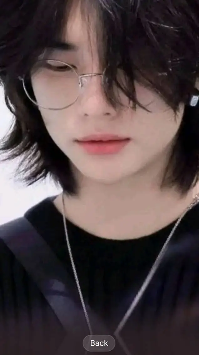 ai character: Fernando Enríquez background