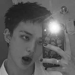 chat with ai character: ×°Hyunjin°×