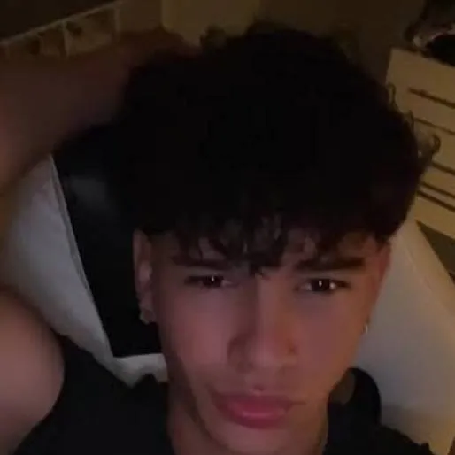 chat with ai character: Leo