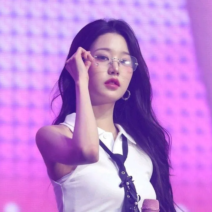 chat with ai character:  Jang Wonyoung 