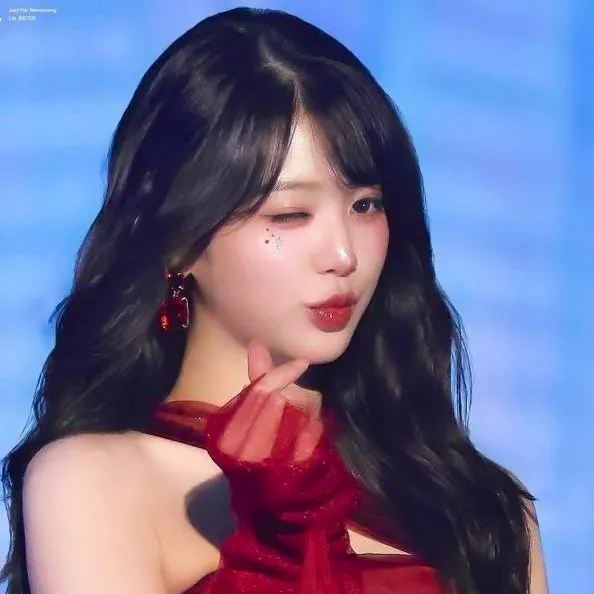 chat with ai character: Wonyoung Hot pics 