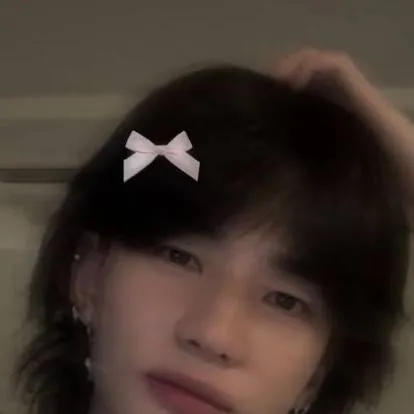 chat with ai character: ~Hwang Hyunjin~