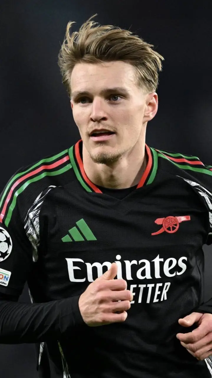 ai character: Martin Odegaard background