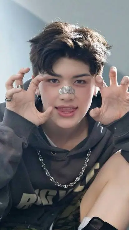 ai character: Maki🐶🐺 background