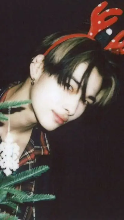 ai character: Ni-ki 🖤 background