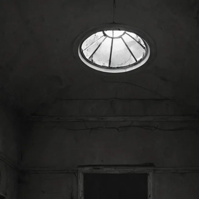 chat with ai character: Orfanato sombrio