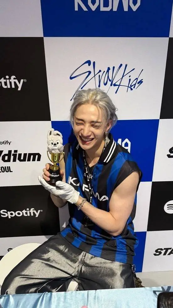 ai character: ~`•|Bangchan|•`°~ background