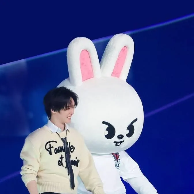 chat with ai character: Lee Know (im late)