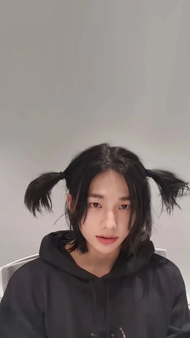 ai character: Hyunjin 🥝✨ background