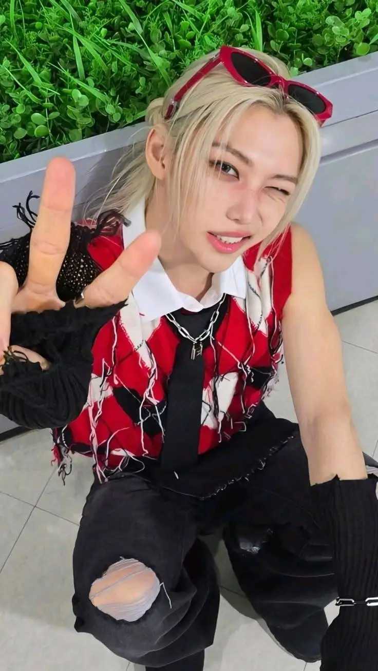 ai character: Felix 👹🐣🐥 background